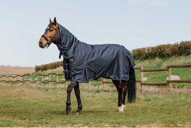 Produktbild von Equithème Anatomic Outdoor-Pferdedecke aus Polyester in Blau