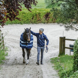 Produktbild von Equithème Confortech Fleece Decke für Pferde in Braun oder Blau