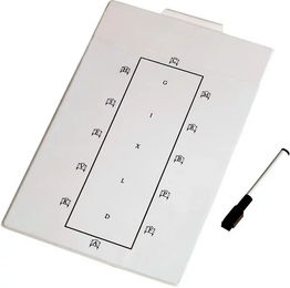 Produktbild von Equithème Dressur Test Board Trainingsdiagramm aus Kunststoff mit abwaschbarem magnetischem Stift in Weiß