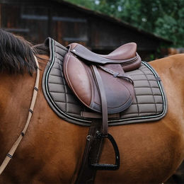 Equithème Schabracke Domino Dressurmatte für Pferde aus Polyester in Rot-Grau – Bild 1 von 2