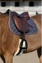 Equithème Schabracke Khadi Sattelunterlage für Warmblut Pferde in Schwarz oder Grau – Bild 1 von 4