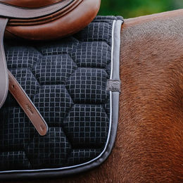 Equithème Schabracke Quadri Satteldecke für Pferde aus Polyester in Schwarz für Warmblut – Bild 1 von 2