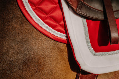 Equithème Schabracke Satteldecke für Vollblut in Rot mit Glitzerband aus Polyester – Bild 1 von 3