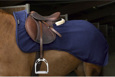 Equithème Teddy Nierendecke aus Polarfleece 125cm in Rot – Bild 1 von 2