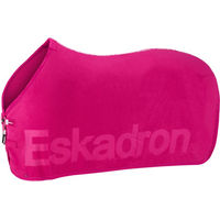 Produktbild von Eskadron Abschwitzdecke Fleece Stamp Dynamic in Lipstick Farbe Größe M