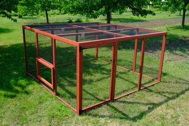 Produktbild von EZ Chicken Home Hühnerauslauf aus Holz in Rot mit 8,76 m²