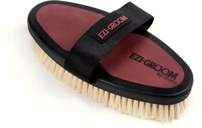 Produktbild von Ezi-Groom Grip Body Pferdebürste mit Ziegenhaaren in Rot und Schwarz