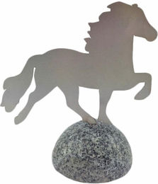 Produktbild von Figur aus rostfreiem Stahl auf poliertem Granitstein Karlslund