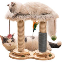 Produktbild von Famanu Kratzbaum aus Holz mit Sisalbällen für Katzen und Kitten in Weiß
