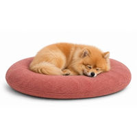 Produktbild von Flamingo Baleno Oval Hundebett und Katzenbett Rot 50 x 40 x 8 cm mit abnehmbarem Bezug