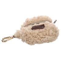 Produktbild von Flamingo Kotbeutelspender Pookie Beige aus Fleece mit Reißverschluss und Karabinerhaken inklusive 20 Kotbeuteln - 4 x 15 Stk.