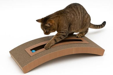 Flamingo Kratzbrett aus Kratzpappe für Katzen in Braun mit Catnip und Klingelball 49x24x9 cm – Bild 1 von 5