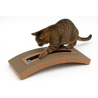 Produktbild von Flamingo Kratzbrett aus Kratzpappe für Katzen in Braun mit Catnip und Klingelball 49x24x9 cm