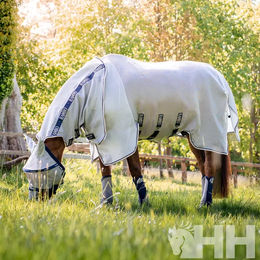 Produktbild von Flamingo Rambo Protector Plus Fliegendecke für Pferde mit Halsabdeckung Silber Weiß 145/198 cm