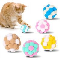 Produktbild von FOUORTUNATE-BEE Interaktives Katzenspielzeug Set mit 6 bunten Plüschbällen und Glöckchen für erwachsene Katzen