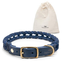 Produktbild von FREUDENTIER Hundehalsband AlsterTwist aus geflochtenem 100% Fettleder in Royal Blue für kleine und mittlere Hunde 50cm – 56cm Halsumfang