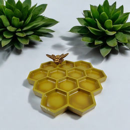 FTWDesign Vogelhaus im Bienenwaben Design in Gold aus Kunstharz – Bild 1 von 4