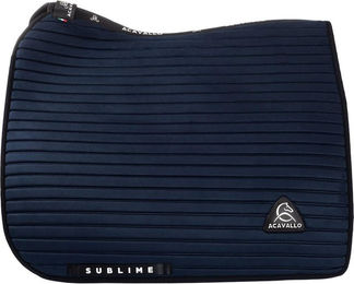 Produktbild von Gestüt-Sattelunterlage für Dressurpferde aus gestreiftem Wildleder mit quadratischem Hintereck. Acavallo