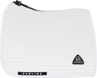 Produktbild von Gestüt-Sattelunterlage für Dressurpferde aus gestreiftem Wildleder mit quadratischem Hintereck. Acavallo