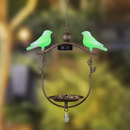 Produktbild von Gravidus LED Solar Vogelfutterstation hängend