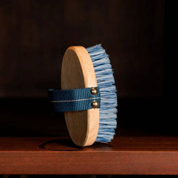 Grooming Deluxe Sammy Fellpflegebürste für Pferde aus Holz in Blau – Bild 1 von 4