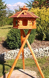 Produktbild von Holzdekoladen Großes Vogelhaus mit Standfuß Typ 5 (rot)