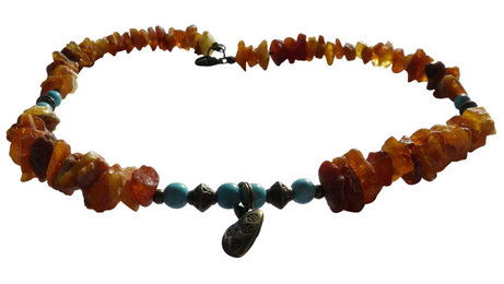 Produktbild von Hunde Bernsteinkette mit  Howlith Herzchen Länge 45cm