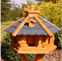 Handgefertigtes Vogelhaus aus Holz mit Ständer und Solarfunktion in verschiedenen Farben – Bild 1 von 1