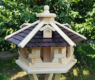 Produktbild von Handgefertigtes Vogelhaus aus Holz Typ 37 in Braun und Natur klein ohne Ständer