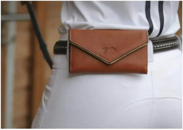 Produktbild von Handytasche Pénélope aus Leder für Damen und Herren in Braun oder Schwarz