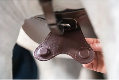 Produktbild von HFI Anatomische Reitbügelschnalle aus Leder mit Magneten in Braun und Beige