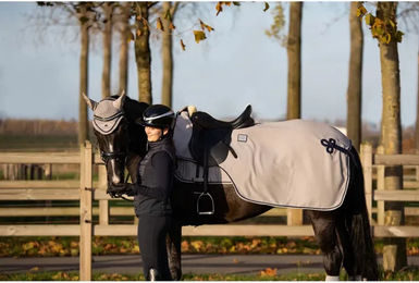 Produktbild von HFI Velvet Nierendecke für Pferde aus Fleece in Grau 155 cm