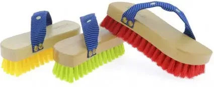 Produktbild von Hippo-Tonic Magnet Brush Pferdebürste aus Holz in Rot oder Bunt