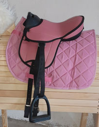 HKM Beginner Shetty Sattel Set Pink für Stehpferde und Plüschpferde inklusive Schabracke und Steigbügel – Bild 1 von 2