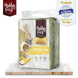 Produktbild von HobbyFirst HopeFarm Heu mit Früchten und getrockneten Kräutern für Kaninchen und Meerschweinchen 1 kg