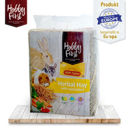 Produktbild von HobbyFirst HopeFarms Heu mit Gemüse für Kaninchen und Meerschweinchen 1 kg