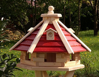 Holzdekoladen Vogelhaus aus Holz in Weiß oder Rot mit optionalem Ständer und Solarlicht sechseckig – Bild 1 von 2