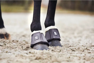 Produktbild von HorseGuard Ava Hufglocken mit Fell in Braun Größe S