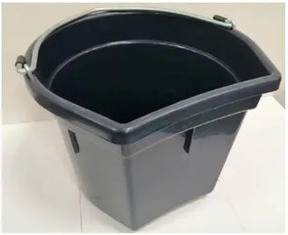 Produktbild von HorseGuard Futtereimer mit flacher Seite aus Kunststoff in Schwarz