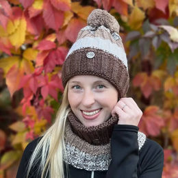 Produktbild von Horsenjoy Estera Wintermütze und Schal Set für Damen aus Fleece in Braun und Bunt