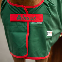 Produktbild von HorSeven Bucas Irish Turnout Medium Pferdedecke aus Polyester in Grün und Rot - 100 g