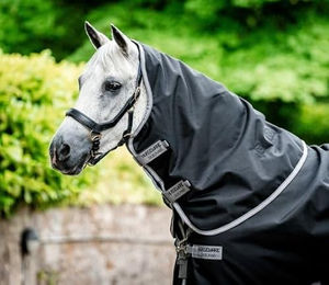 Produktbild von Horseware Amigo Bravo12 1200D Pferdedecke mit Halsteil Schwarz/Titanium Gray Größe Large