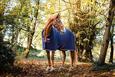 Produktbild von Horseware Fleece-Kühler mit gemütlichem Hals für Pferde Marineblau HW Druck Größe 84