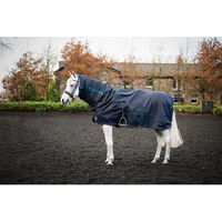 Produktbild von Horseware Rambo Mack in a Sack Outdoor-Regenreitdecke für Pferde mit Halsabdeckung Größe M Blau Rot