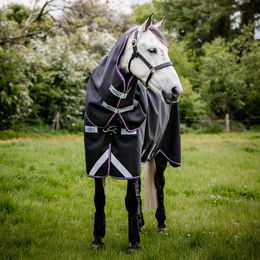 Produktbild von Horseware Rambo Supreme Turnout Pferdedecke mit Vari Layer 250g Größe M Navy/Burgundy