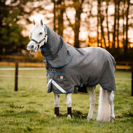 Produktbild von Horseware Rhino Plus HexStop Pferdedecke aus Polyester in Grau und Blau