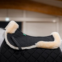 Produktbild von Horseware Sheepskin Halfpad aus Wolle für Pferde in Schwarz oder Natur Größe L
