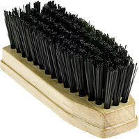 Produktbild von Horze Hufpflege Bürste mit Besenkopf aus harten Fasern und Holzgriff in Schwarz