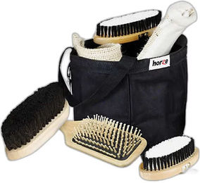 Produktbild von Horze Putzzeug Set für Pferde mit Beutel und Bürsten aus Naturmaterial in Schwarz