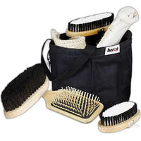 Produktbild von Horze Putzzeug Set für Pferde mit Beutel und Bürsten aus Naturmaterial in Schwarz